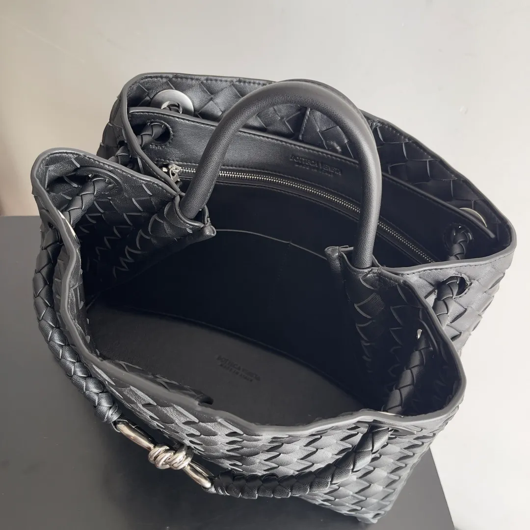 The 2023 new Andiamo batch of 2260 BV has been shipped‼ ️Really popular🔥The new Andiamo woven handbag launched by Bottega Veneta this season is really popular all over the world! ! Celebrities at home and abroad have worn it, and Oscar-winning actress Michelle Yeoh has taken it out on the street. Song Jia, Trai Yara, Yu Feihong, Sanji Ayaka, Rosie Hunting-Whiteley, Yoshioka Riho, etc. have all picked up this bag. It is classic and versatile, showing off its temperament, and the bag capacity is also large, which is very convenient for daily commuting! ! A variety of carrying methods, the shoulder straps can be adjusted by yourself, the original lambskin feels soft and delicate, and the unisex style breaks the gender boundaries and brings a more practical and long-lasting use experience. Andiamo, which has both elegant and casual styles, perfectly interprets the true appearance of "fashionable old money style". Style number: 743572 Size: 32*24*12